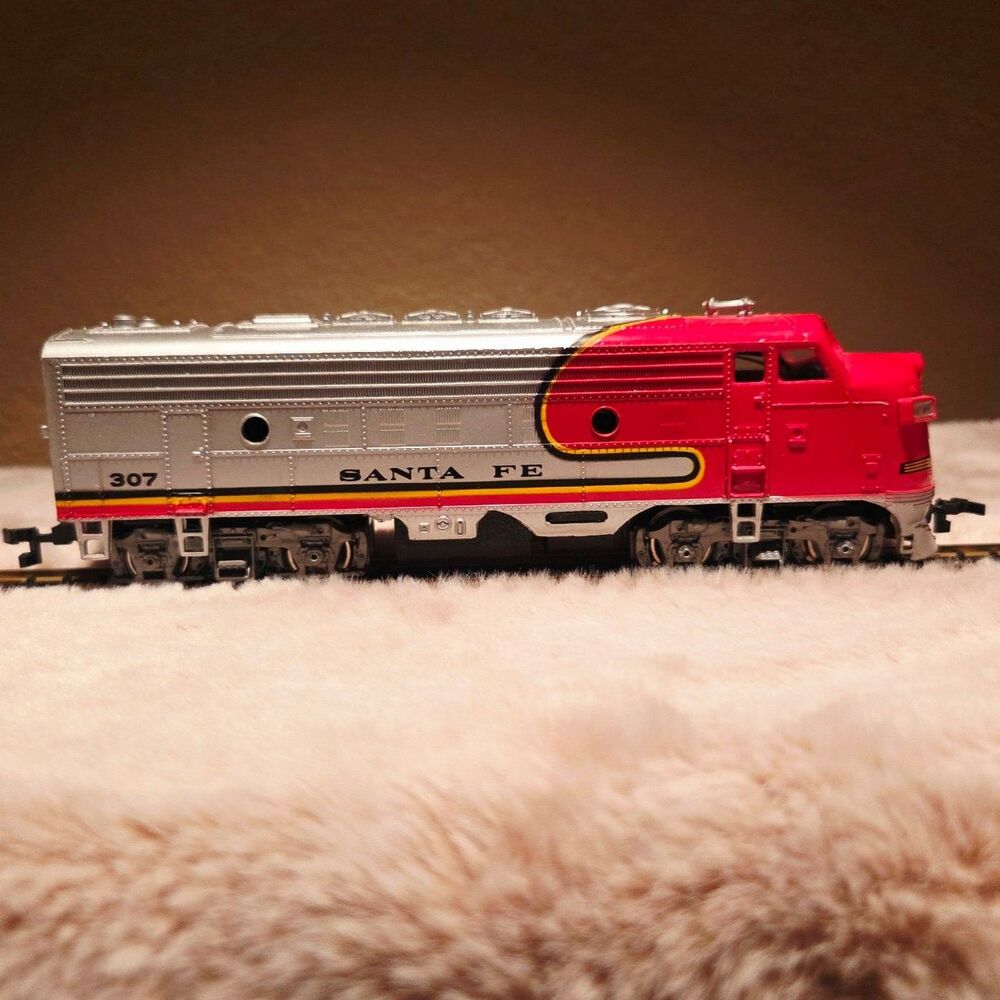 Bachmann HO Scale Santa Fe EMD F9 #307 Warbonnet Locomotive Power Unit (PN66601) - Picture 3 of 6